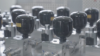 Bloco manifold com válvula de retenção pilotada